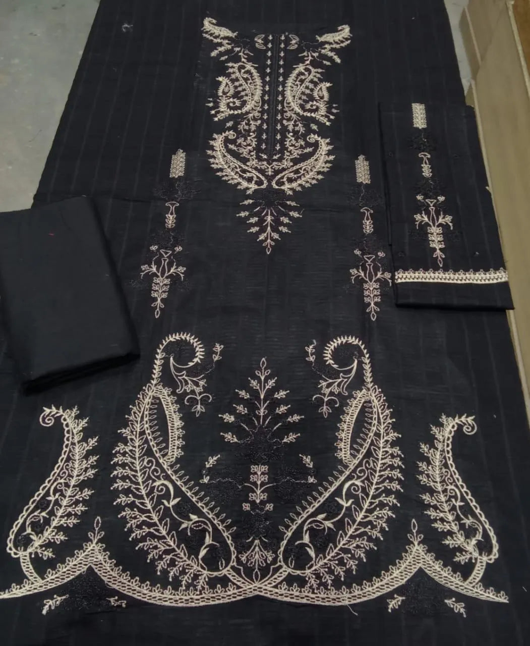 Black Embroidered Lawn 3Pcs Set for Women - Design 1 - image 2